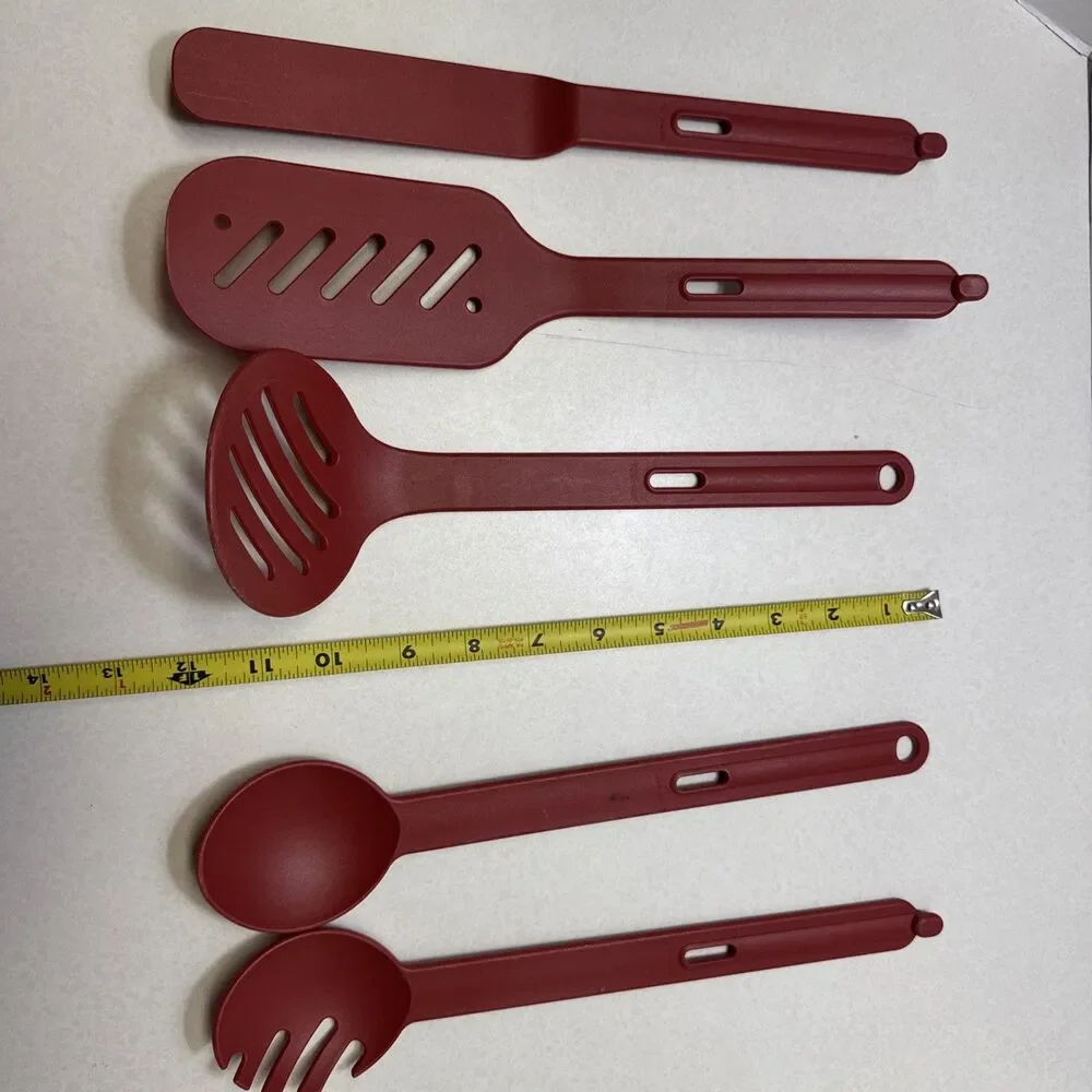 Tupperware paprika red